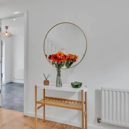 Semesterbostad Chic & Serene- City Retreat With Free Parking- Games- Wifi