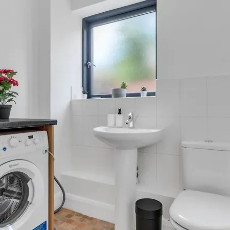 Chic & Serene- City Retreat With Free Parking- Games- Wifi
