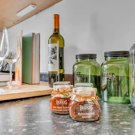 Semesterbostad Chic & Serene- City Retreat With Free Parking- Games- Wifi *