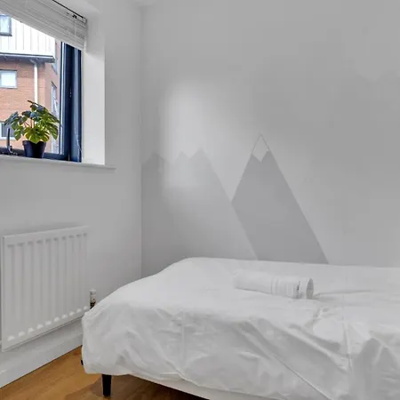 Chic & Serene- City Retreat With Free Parking- Games- Wifi